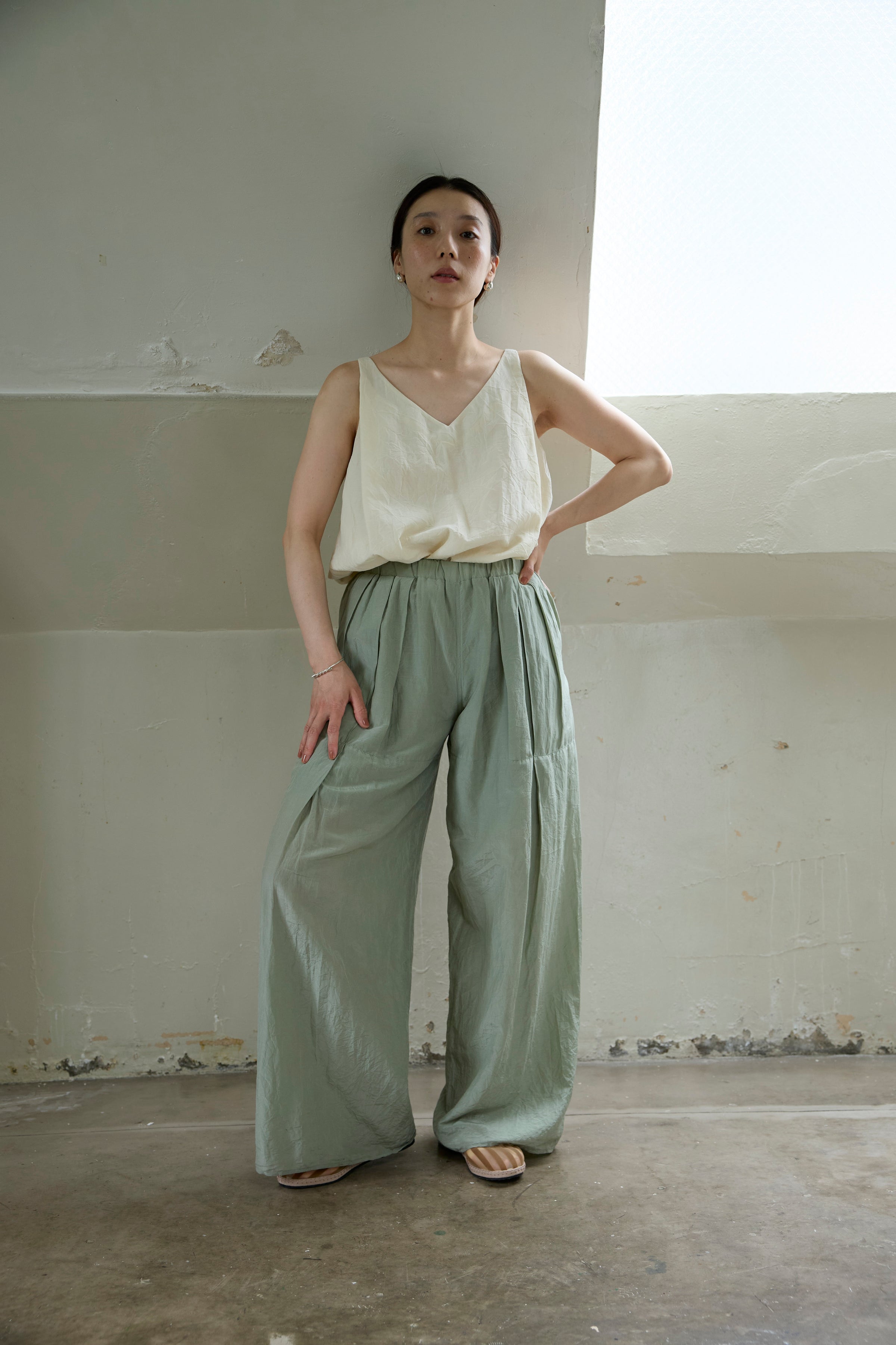 コットンシルクパンツ / Willow green | AS YET UNNAMED.