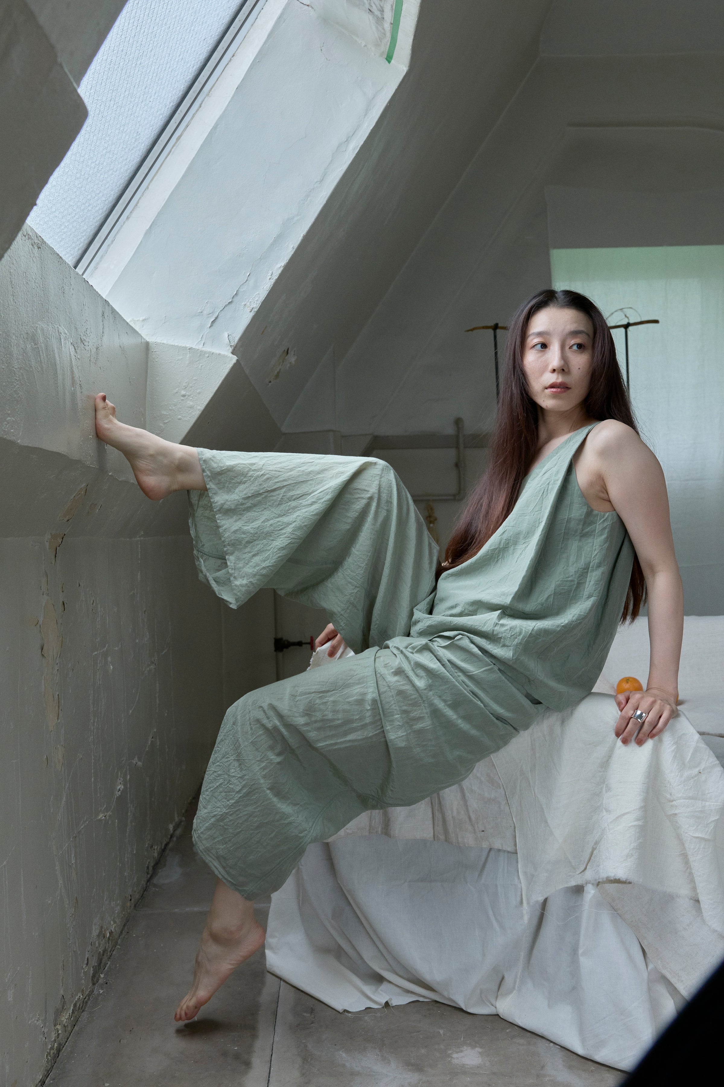 コットンシルクパンツ / Willow green | AS YET UNNAMED.